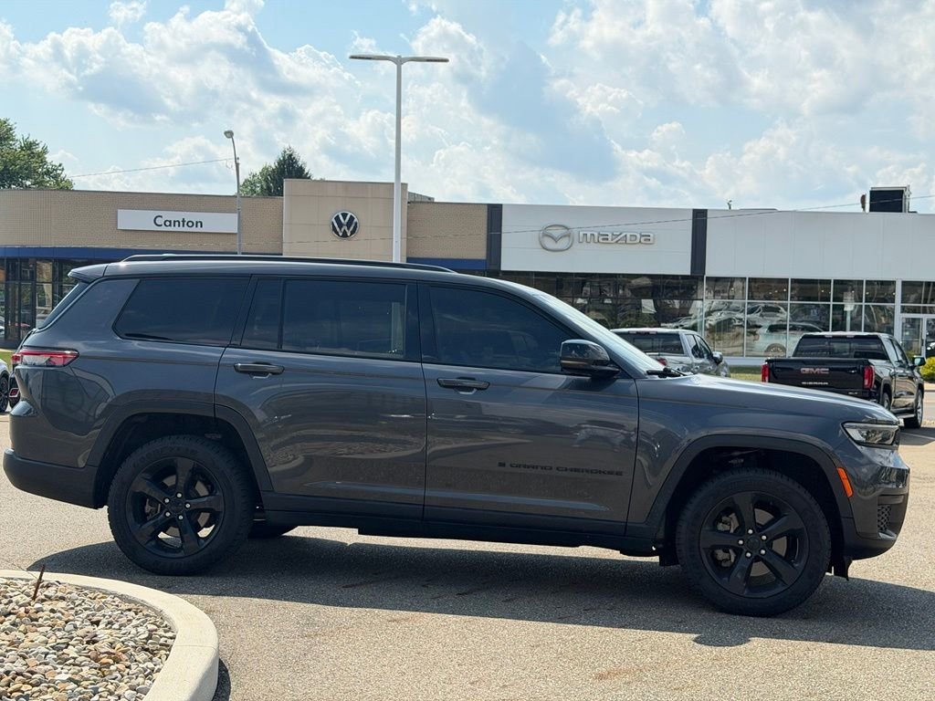 Used 2023 Gray Jeep Altitude image 6