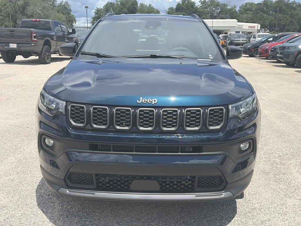 New 2026 Fathom Blue Pearl-Coat Exterior Paint Jeep Latitude image 9