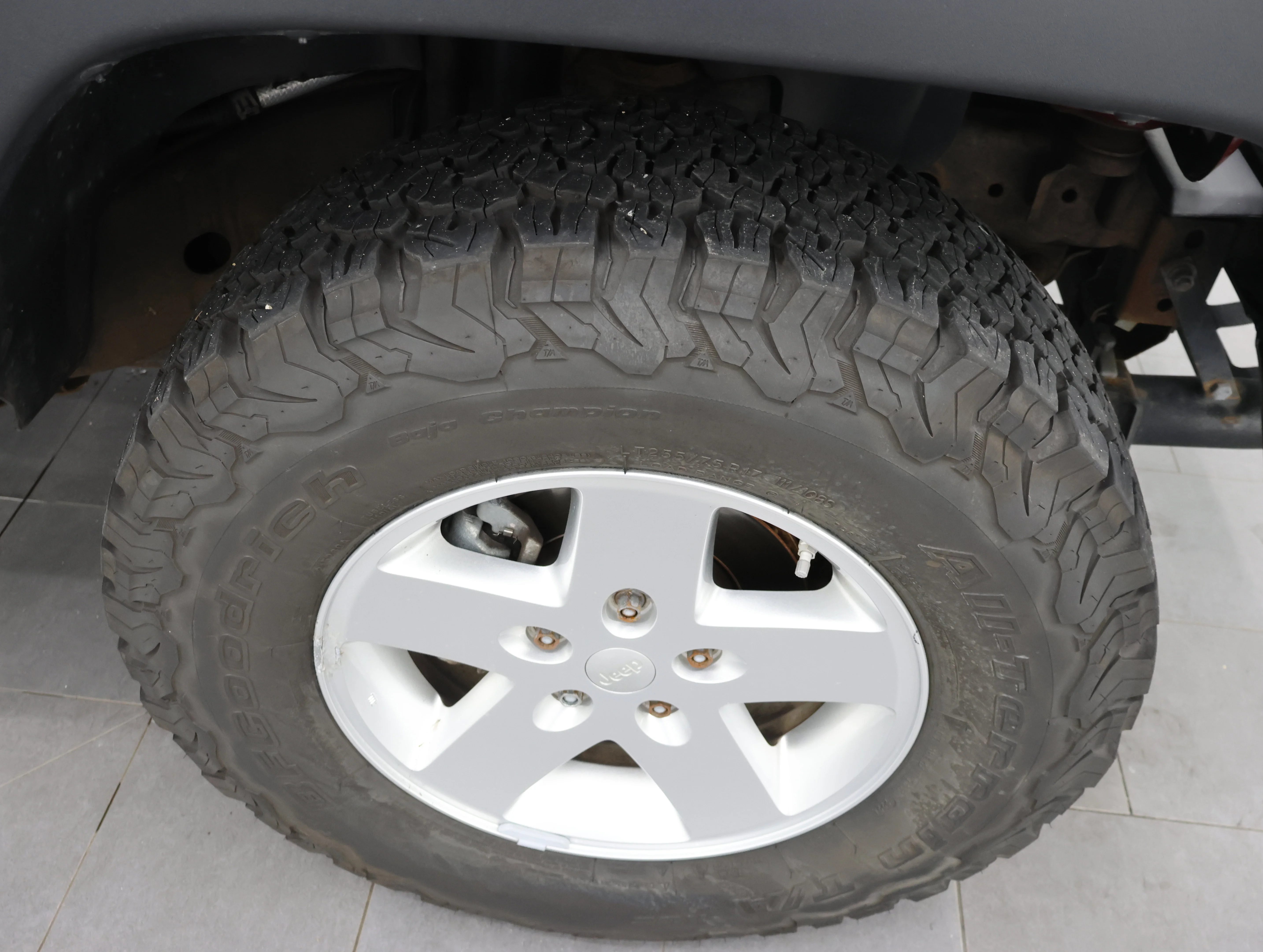 Used 2009 Red Rock Crystal Pearl Jeep X image 3