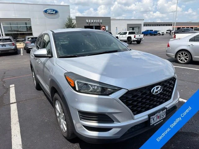 Used 2019 Molten Silver Hyundai SE image 3