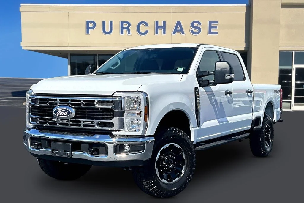 New 2027 Oxford White Ford F-250® XLT image 2