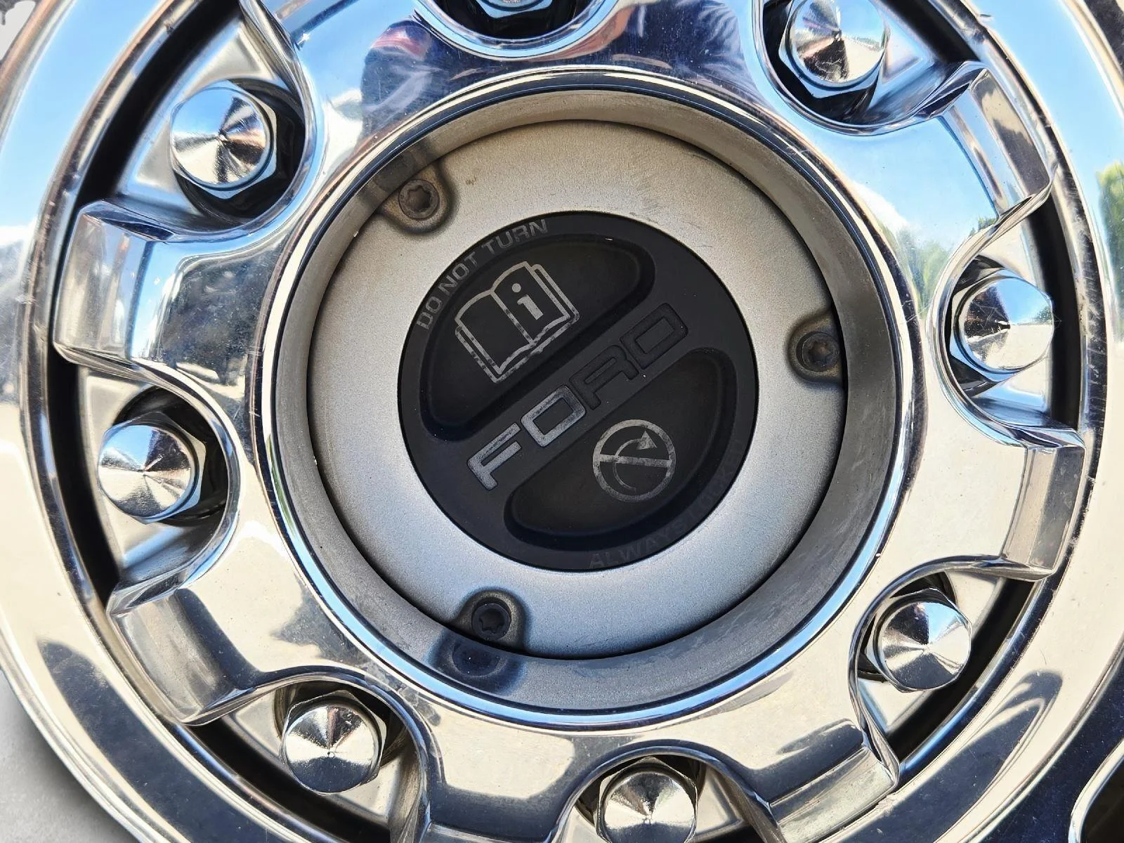 Used 2024 Iconic Silver Ford LARIAT image 15