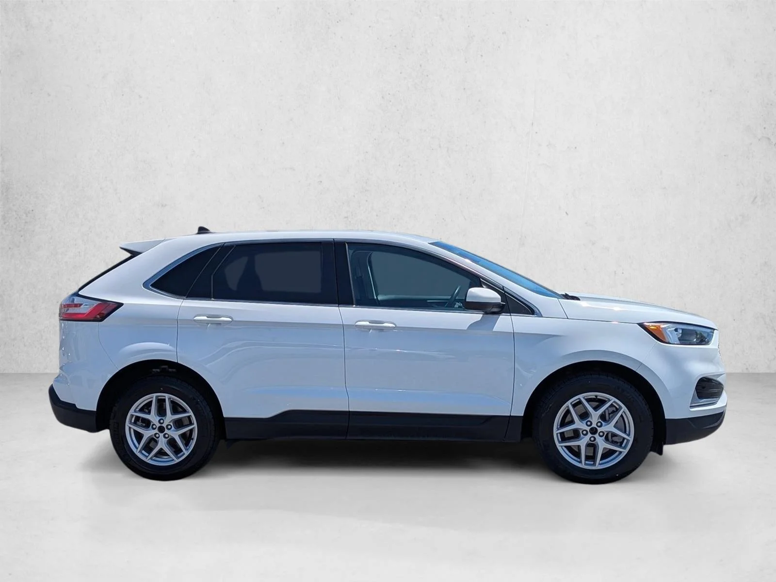 Used 2024 Oxford White Ford SEL image 4