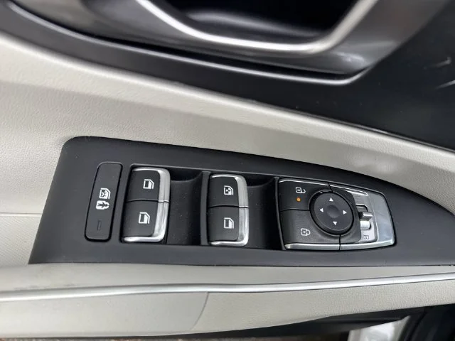 Used 2025 White Kia S image 30