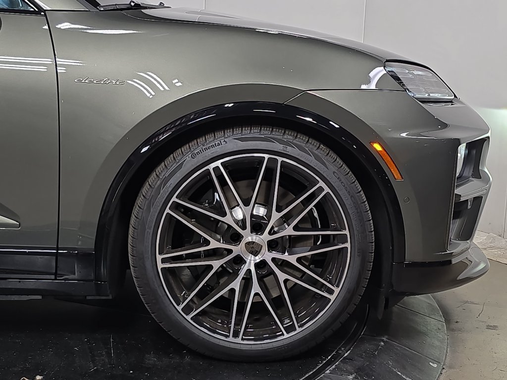 New 2026 Aventurine Green Metallic Porsche Turbo image 11