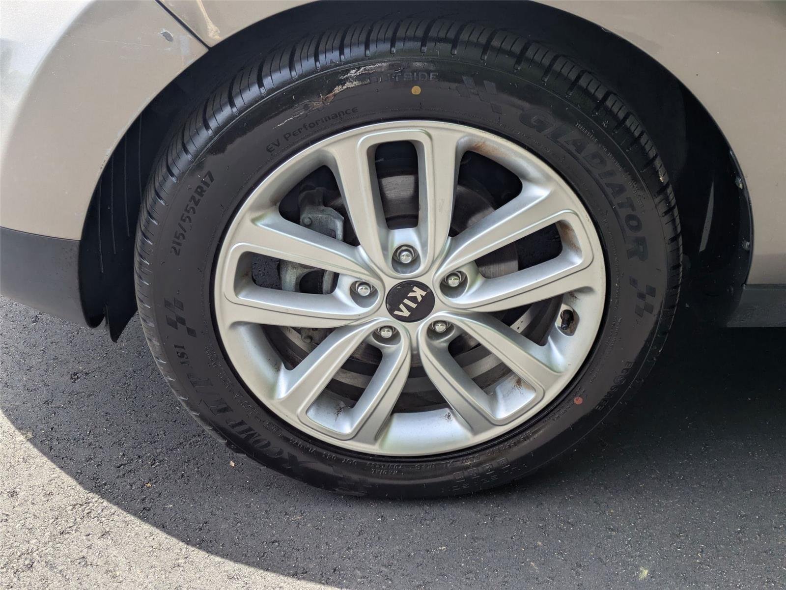 Used 2018 Titanium Gray Kia + image 10