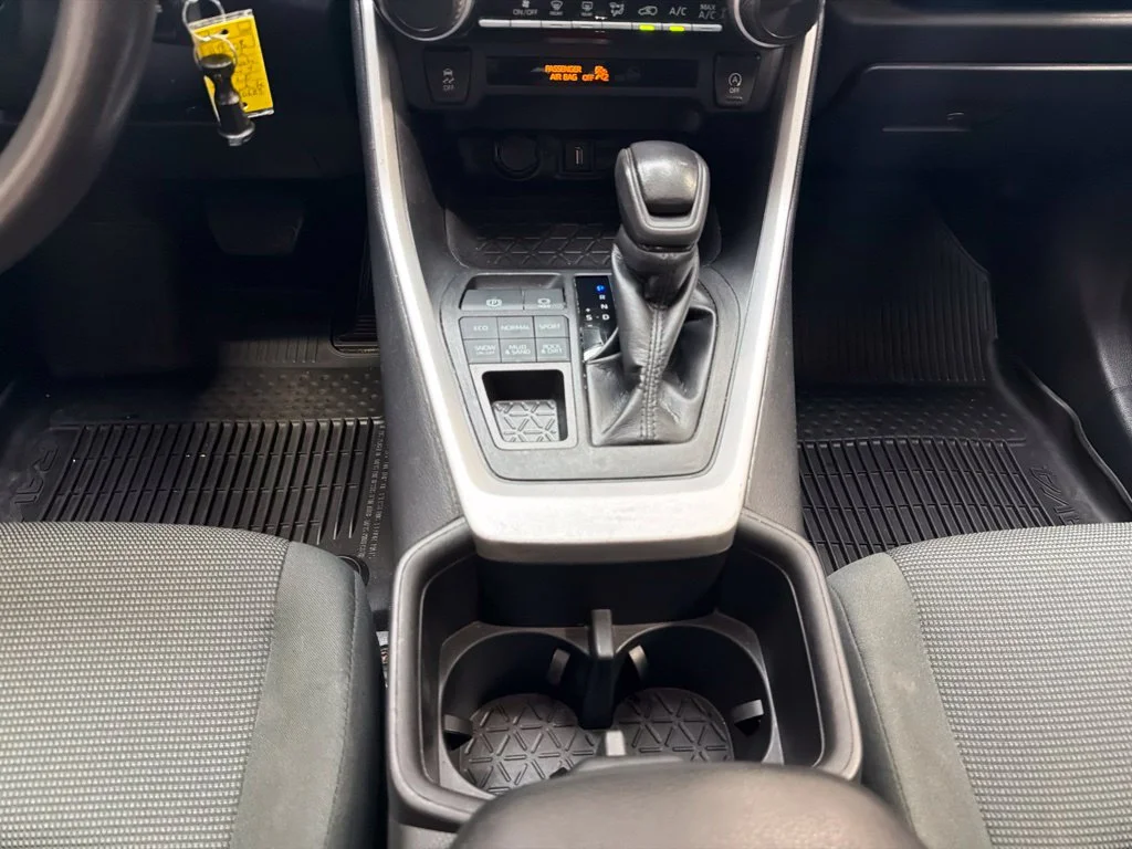 Used 2022 White Toyota LE image 21