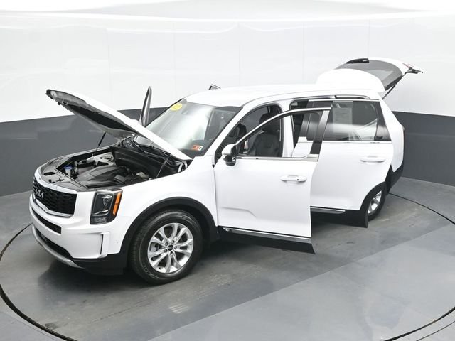 Used 2022 White Kia LX image 28
