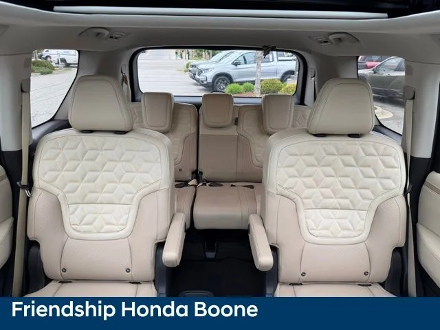 Used 2025 White Nissan Platinum Reserve image 41