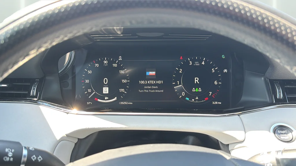 Used 2022 Black Land Rover Dynamic image 28