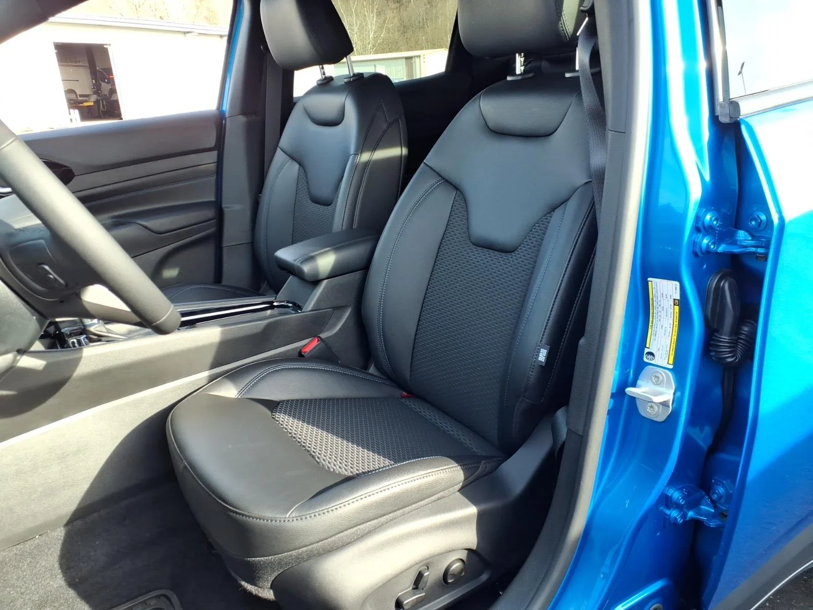 New 2026 Hydro Blue Pearl-Coat Exterior Paint Jeep Latitude image 4