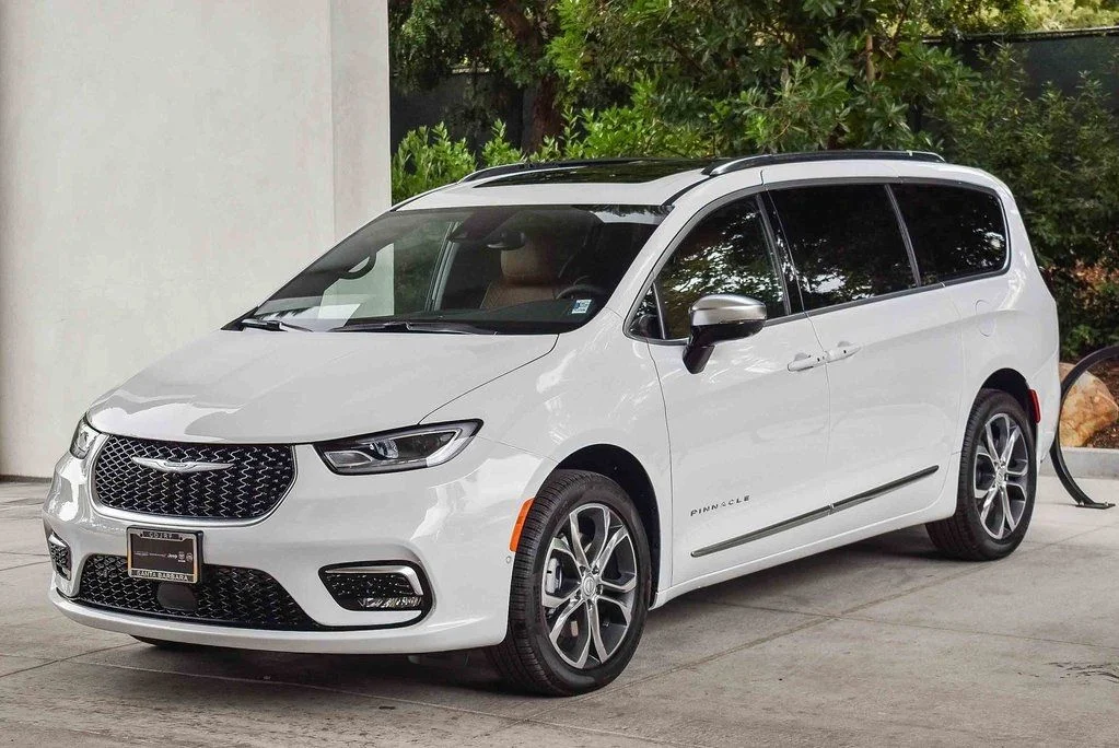 New 2026 Bright White Clear-Coat Exterior Paint Chrysler Pinnacle image 3