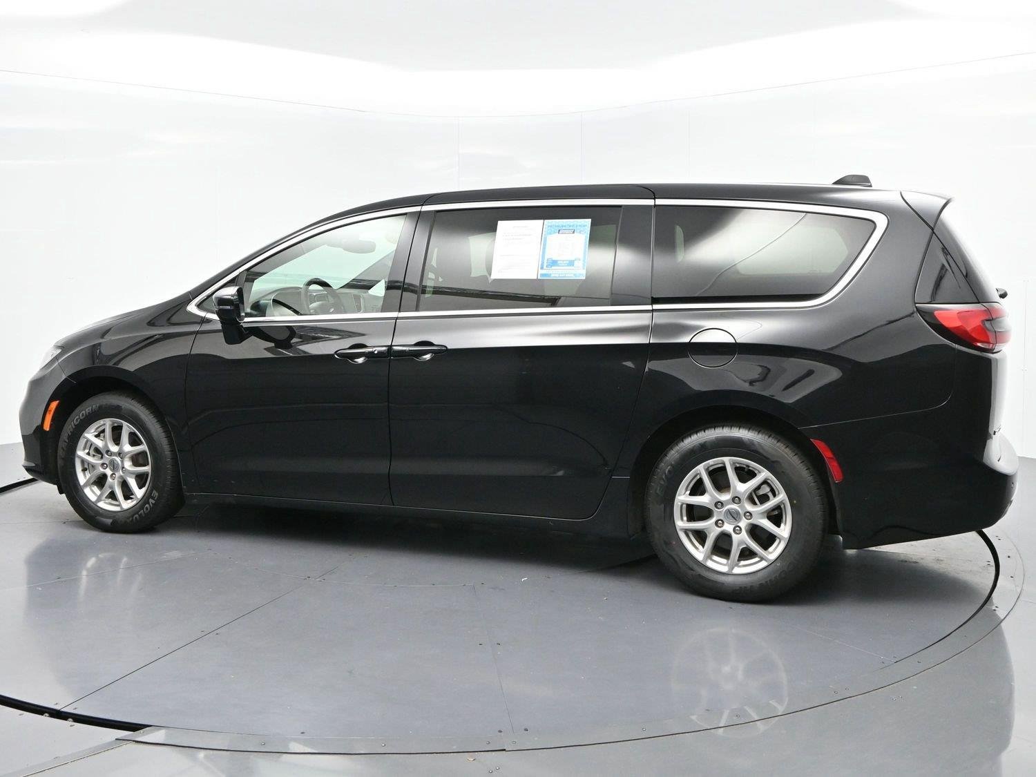 Used 2025 Diamond Black Crystal Pearlcoat Chrysler Select image 4