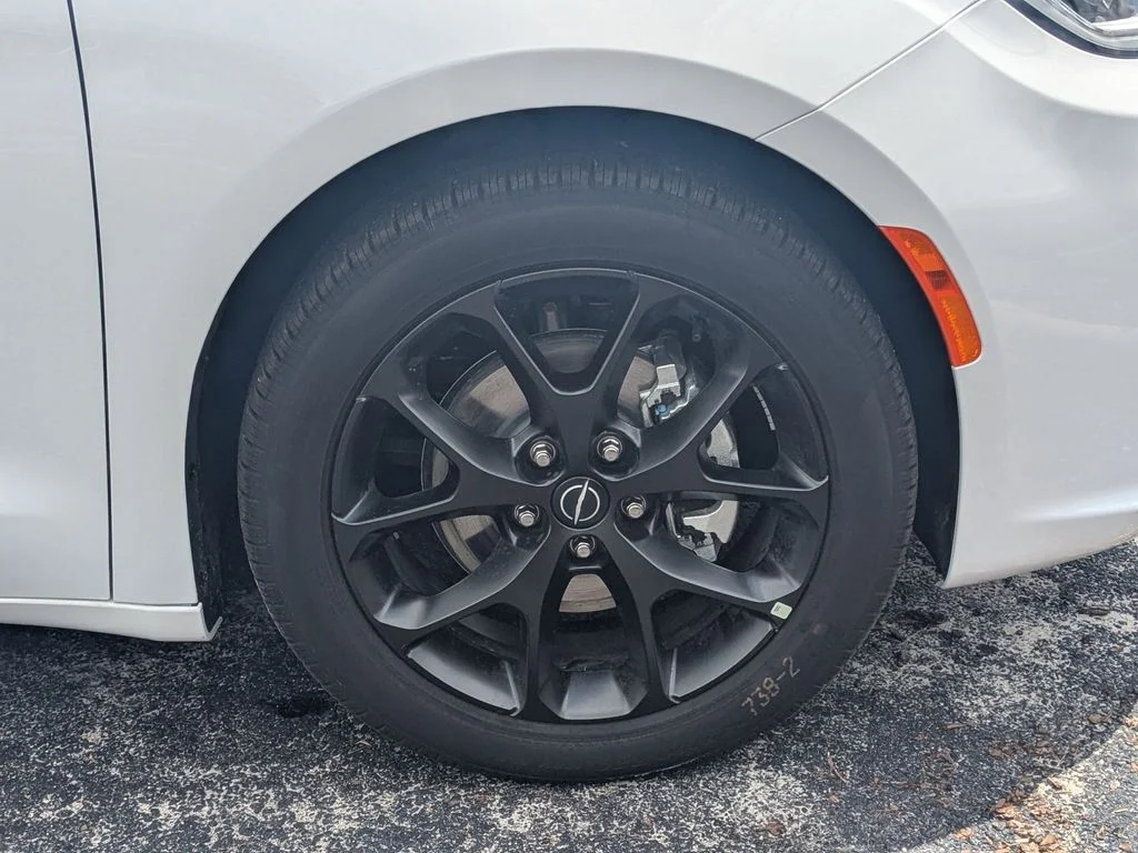 2026 Chrysler Pacifica Limited - Photo 11