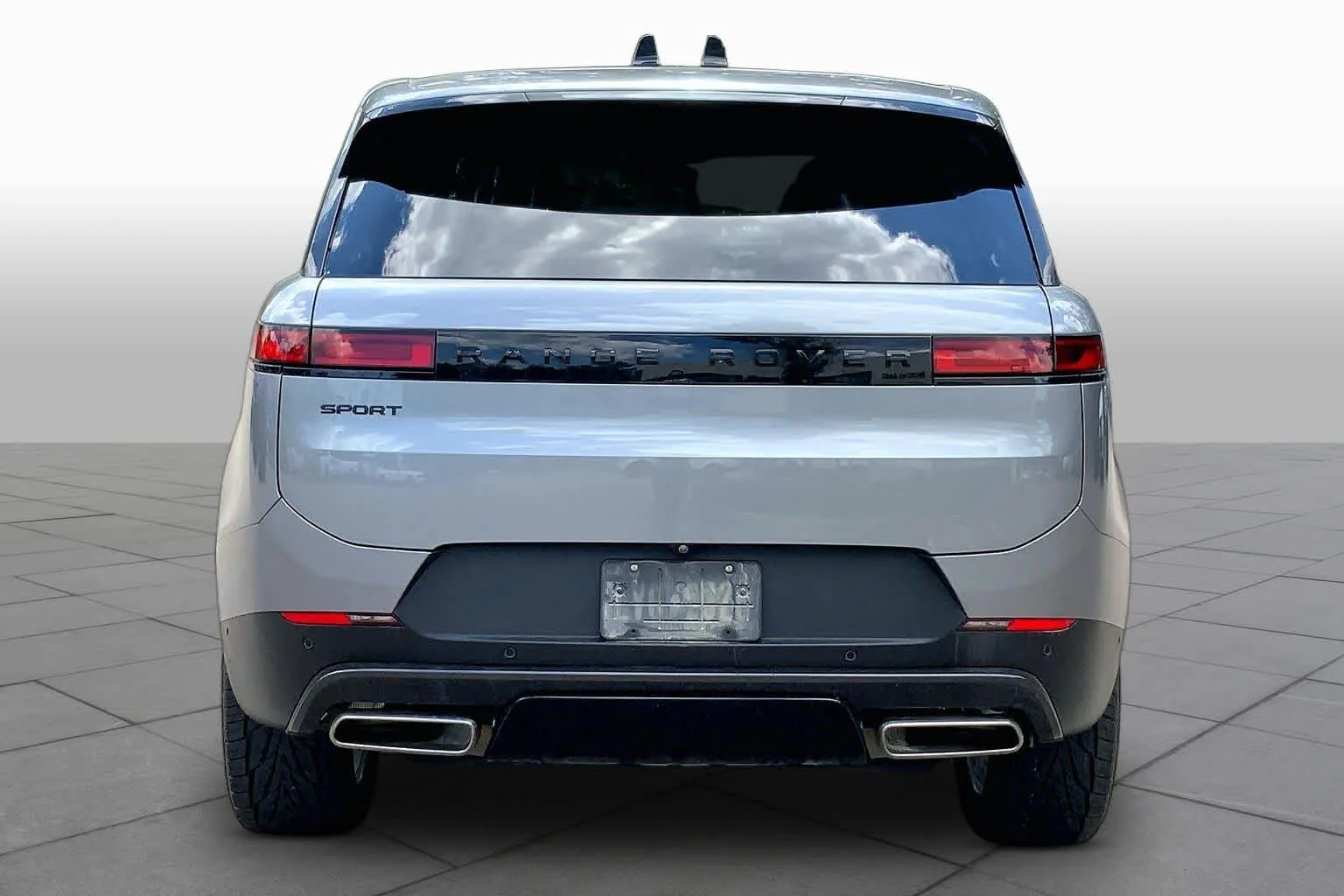 Used 2025 Eiger Grey Metallic Land Rover SE image 5