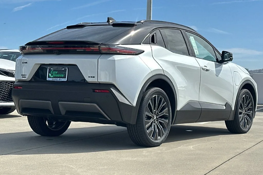 New 2027 Wind Chill Pearl with Midnight Black Metallic roof <sup>1</sup> Toyota  XSE image 4