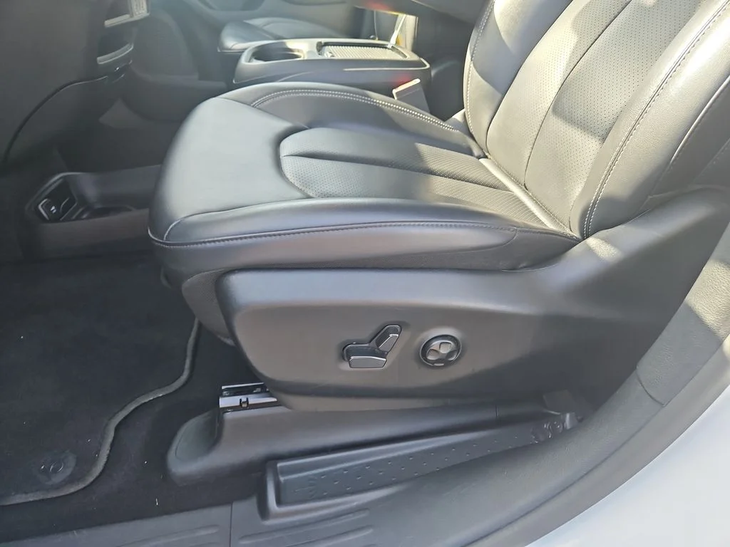 Used 2024 White Chrysler Select S Appearance image 16