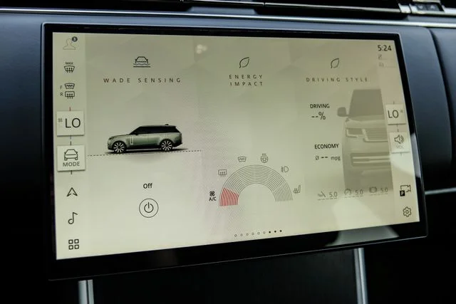 New 2026  Land Rover SE image 38