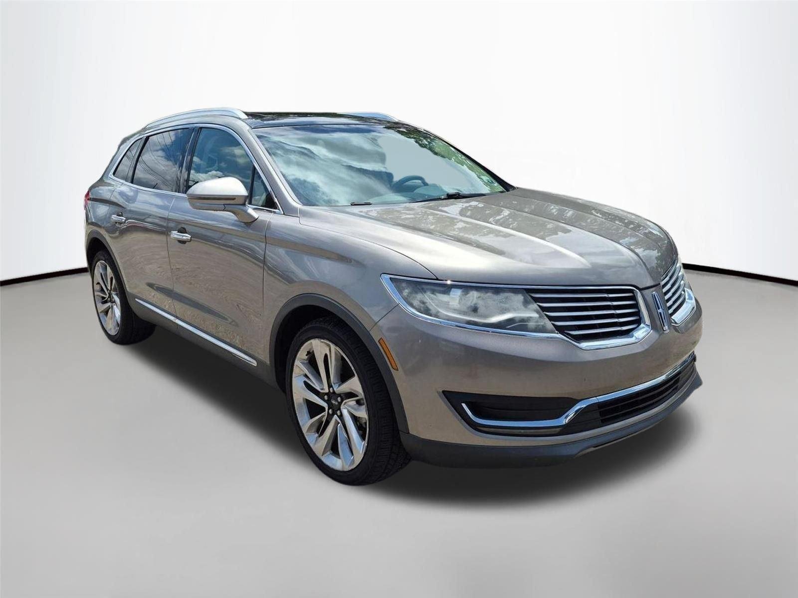 Used 2017 Palladium White Gold Metallic Lincoln Reserve image 3