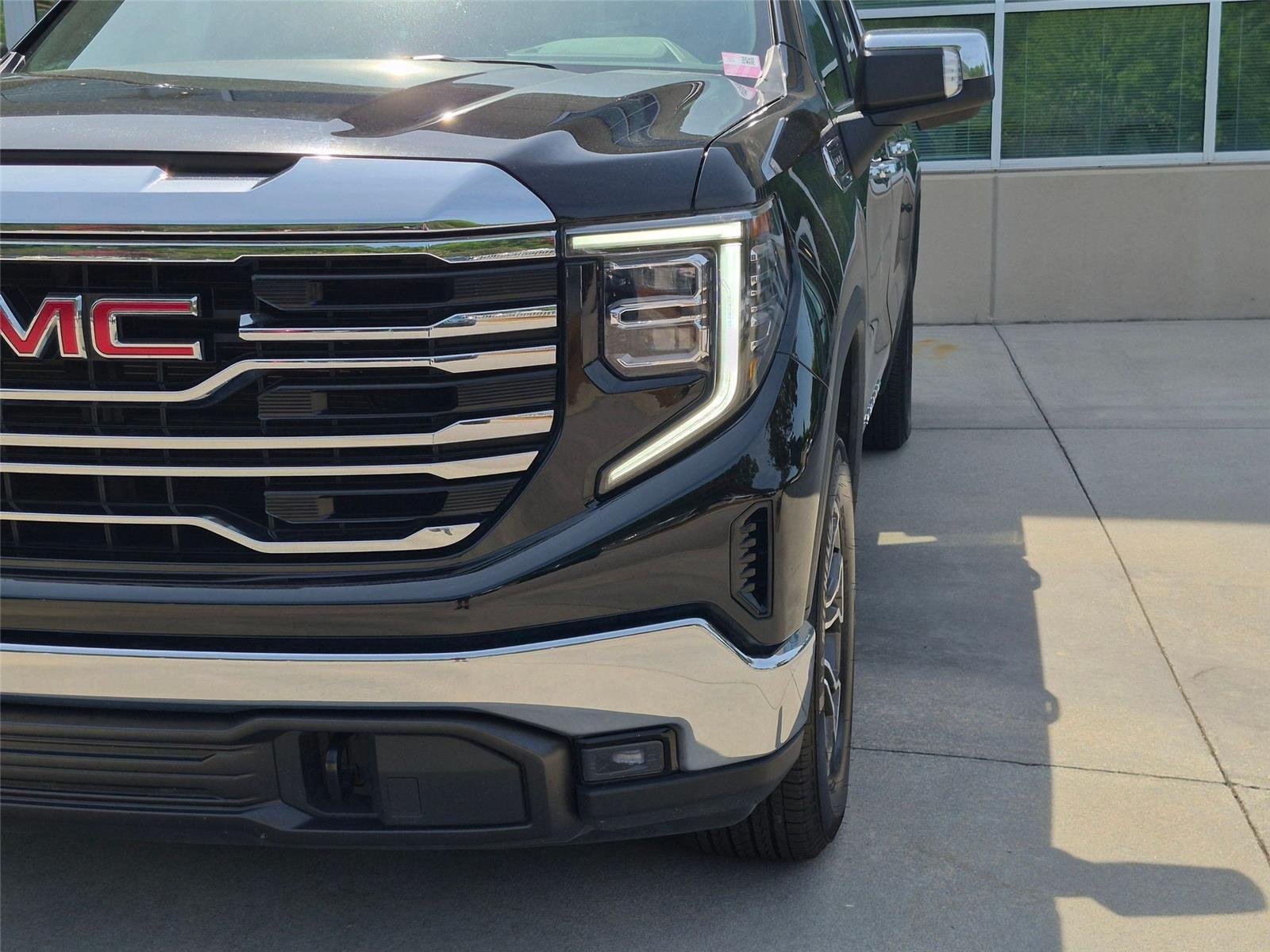 Used 2025 Onyx Black GMC SLT image 9