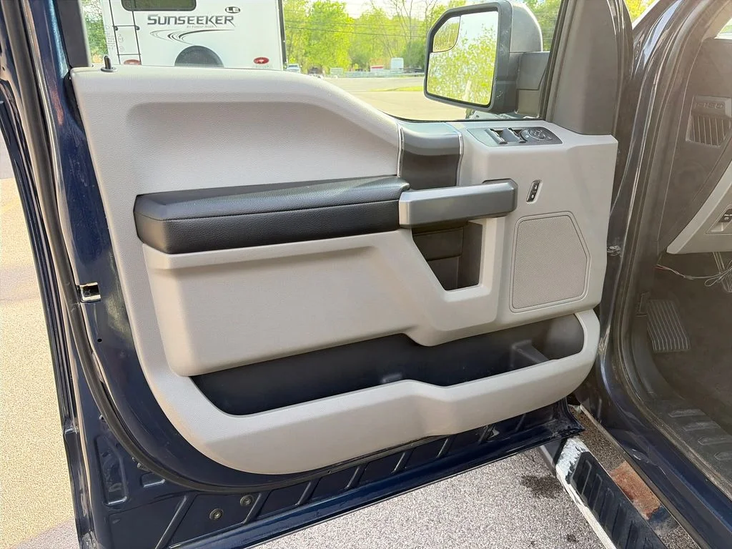 Used 2018 Blue Ford XLT image 31
