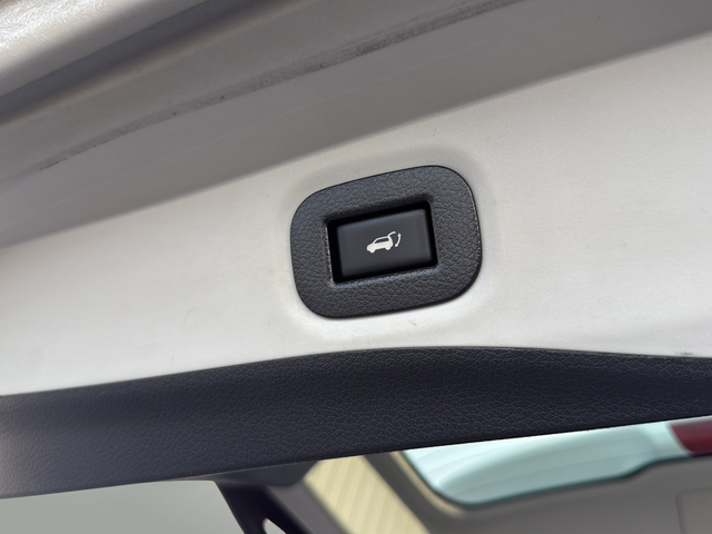 Used 2016 White Nissan SL image 30