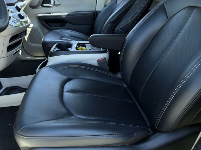 Used 2024 Black Chrysler Touring L image 21