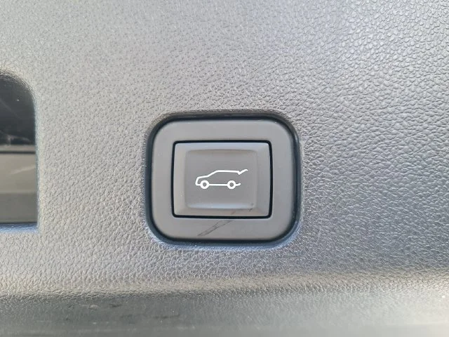 Used 2025 Summit White Chevrolet LT image 11