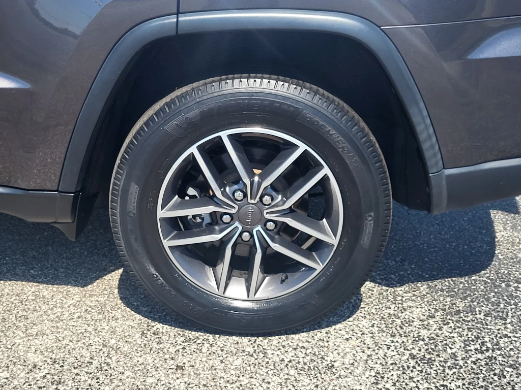 Used 2020 Granite Crystal Metallic Clearcoat Jeep Limited image 25