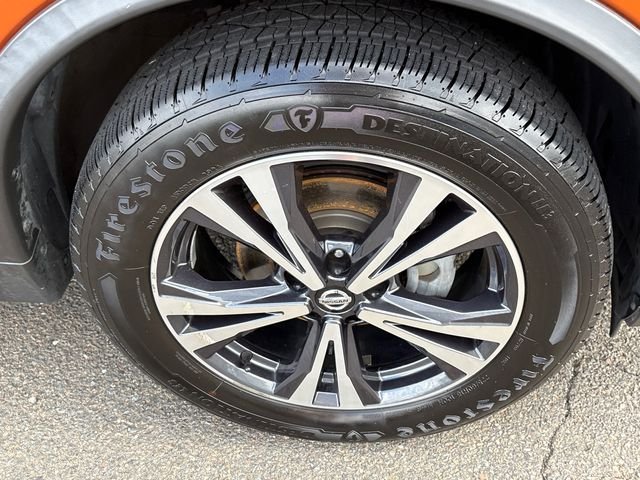 Used 2018 Orange Nissan SL image 7