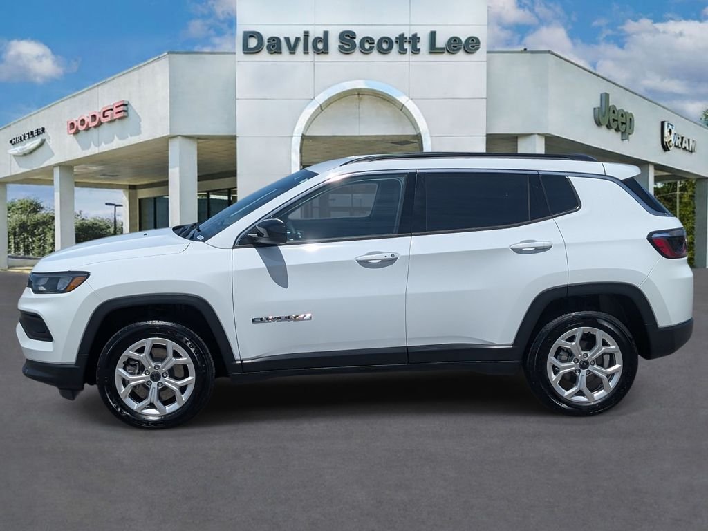 Used 2025 White Jeep Latitude image 11