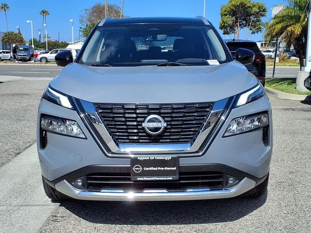Used 2022 Gray Nissan Platinum image 2