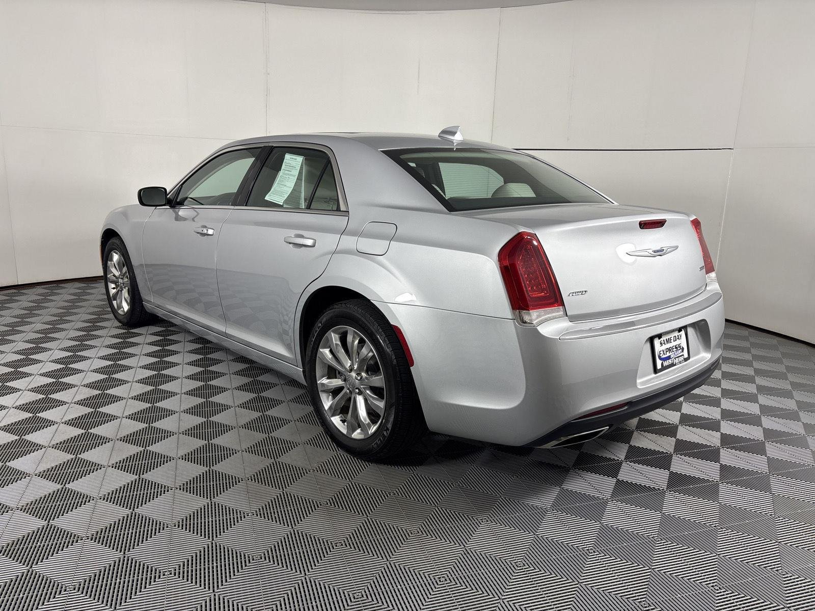 Used 2020 Silver Mist Clearcoat Chrysler Touring L image 17