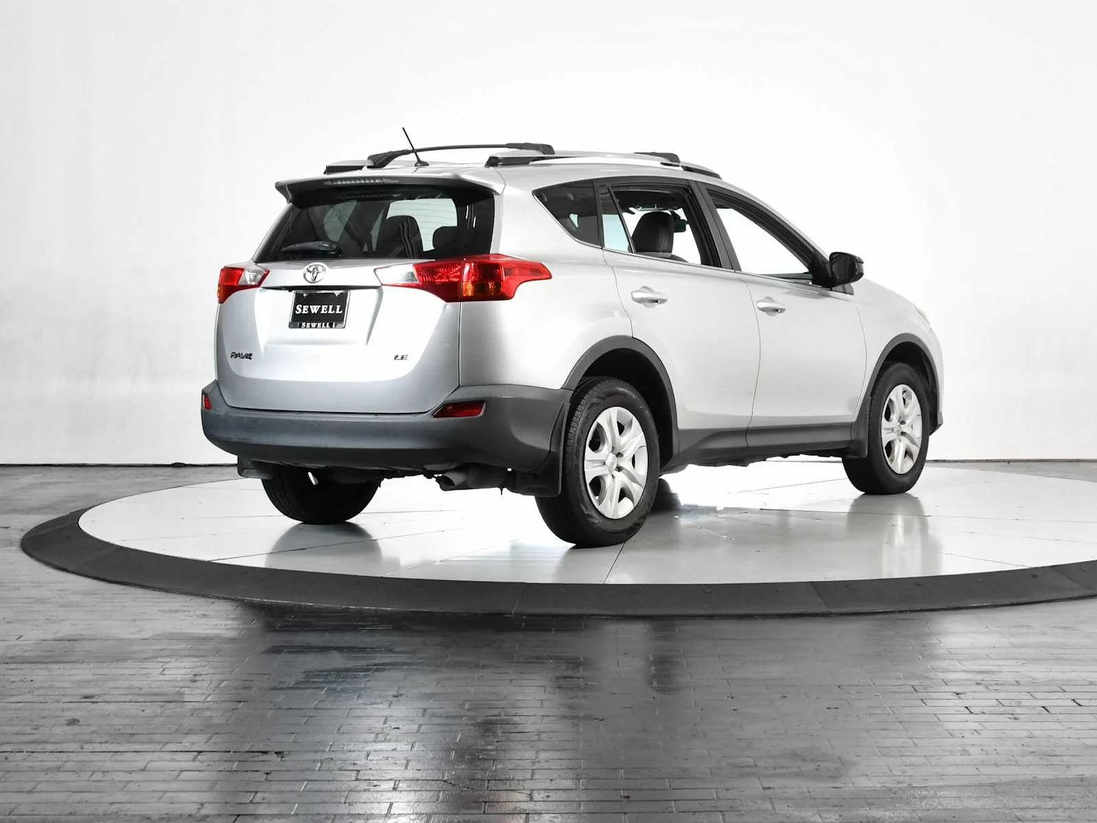 Used 2015 Classic Silver Metallic Toyota LE image 6