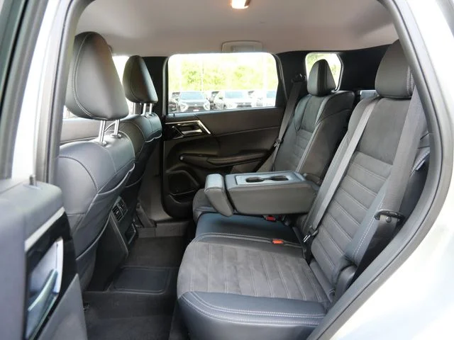 Used 2024 Silver Mitsubishi SE image 11