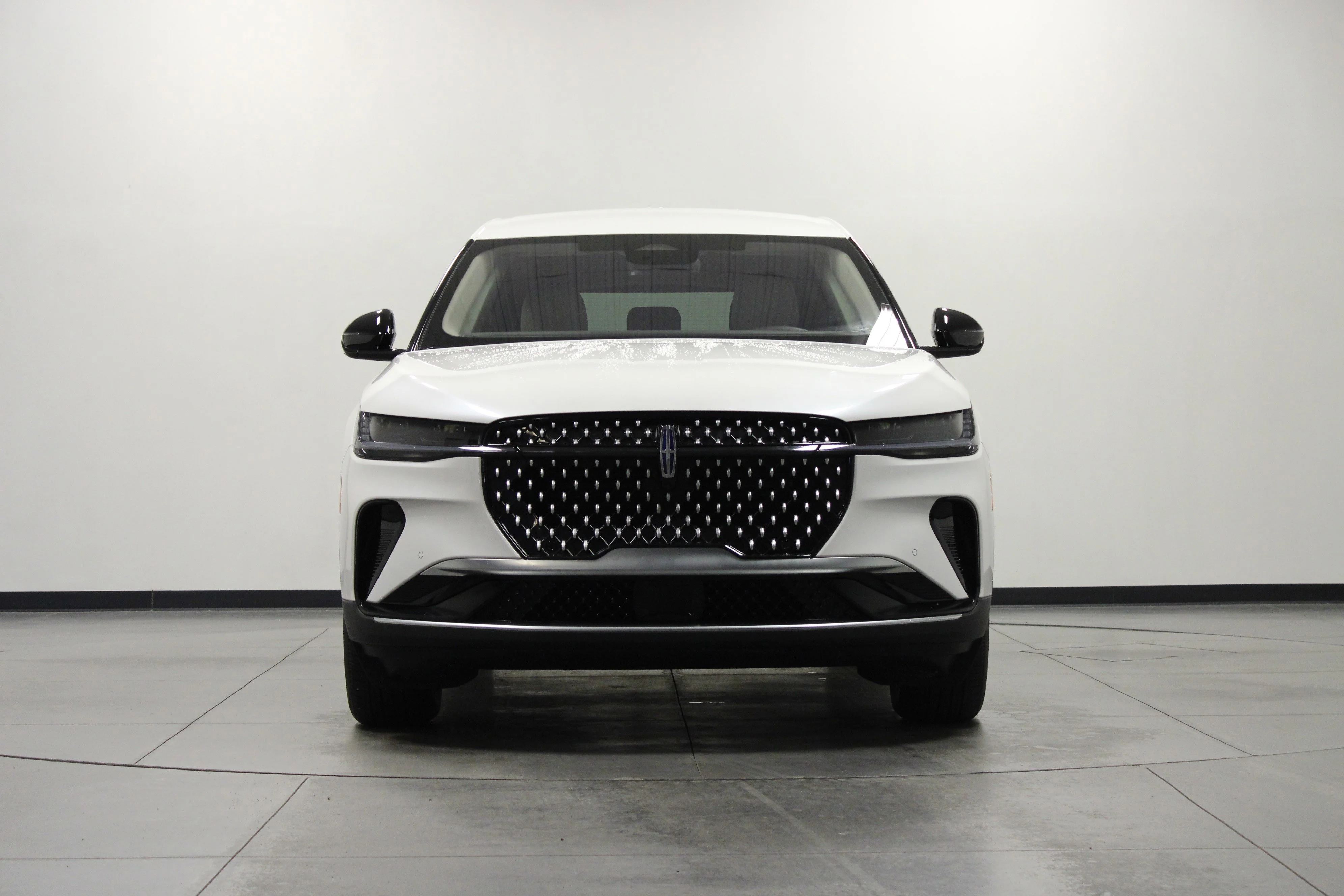 Used 2025 White Platinum Clearcoat Metallic Lincoln Premiere image 9