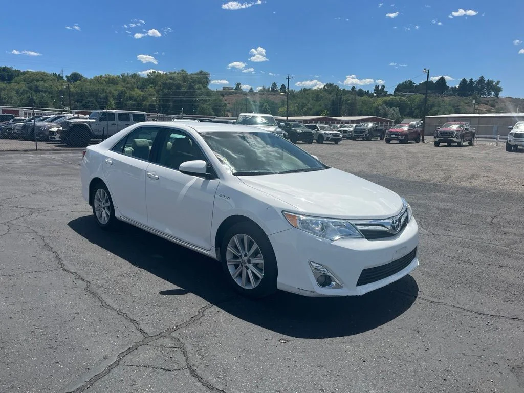 Used 2014 Super White Toyota XLE image 1