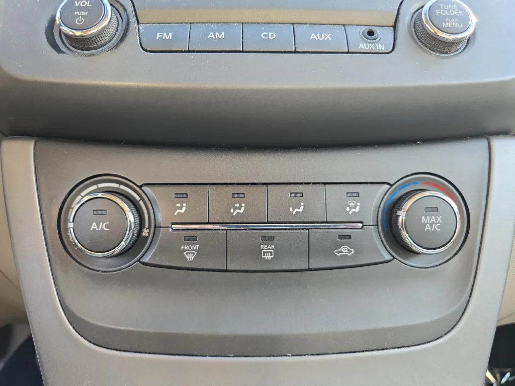 Used 2014 Gray Nissan SV image 17