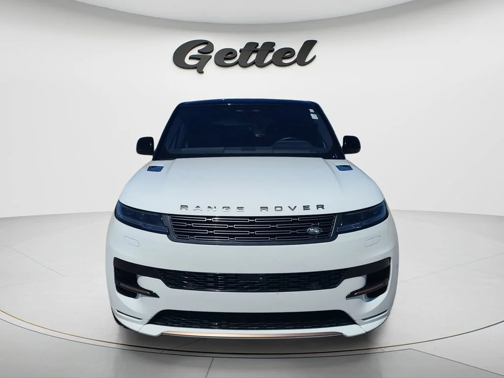 Used 2023 White Land Rover SE Dynamic image 2