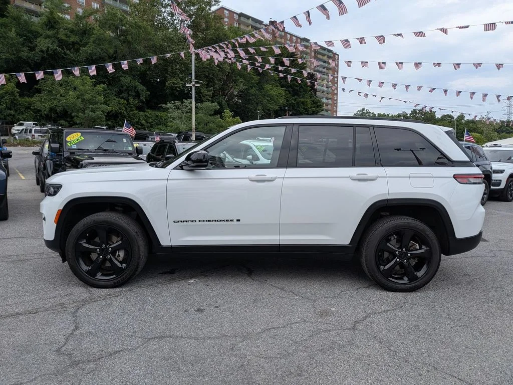 Used 2023 White Jeep Altitude X image 11