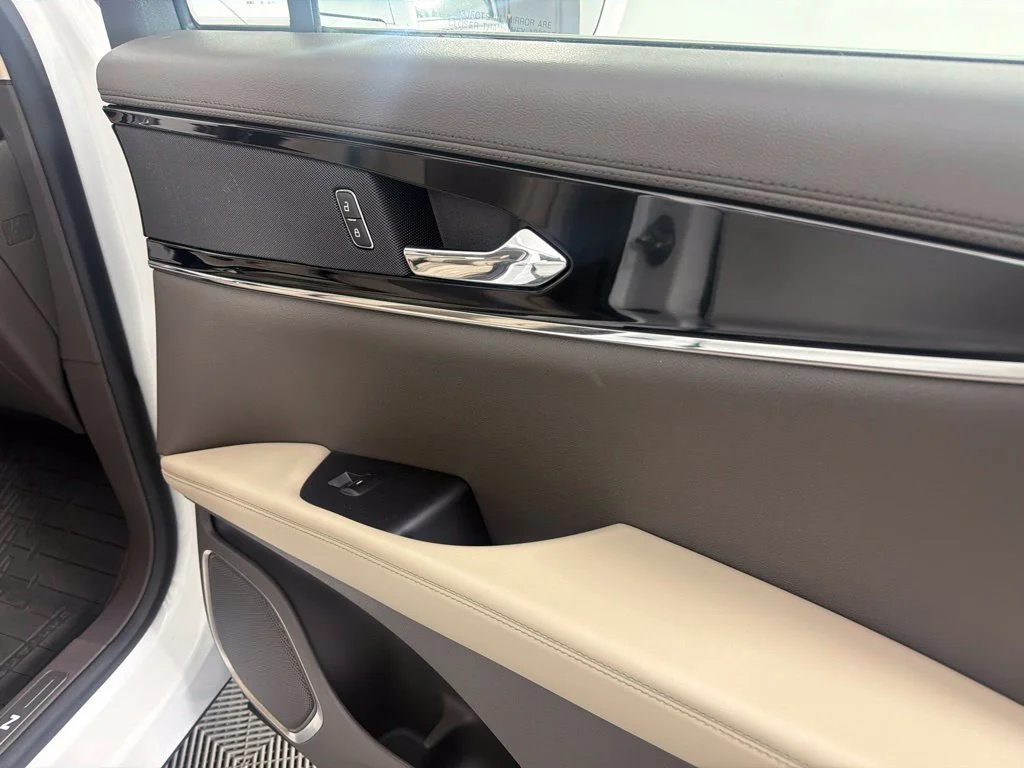 Used 2022 White Metallic Lincoln Reserve image 21