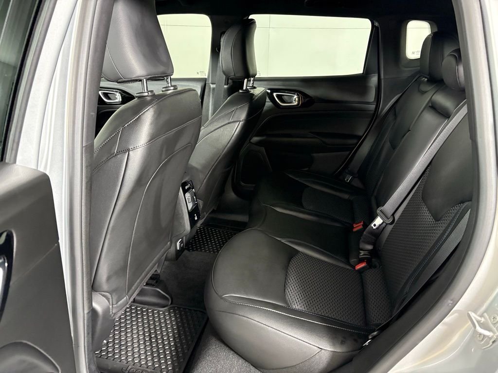 New 2026 Silver Zynith Metallic Clearcoat Jeep Latitude image 37
