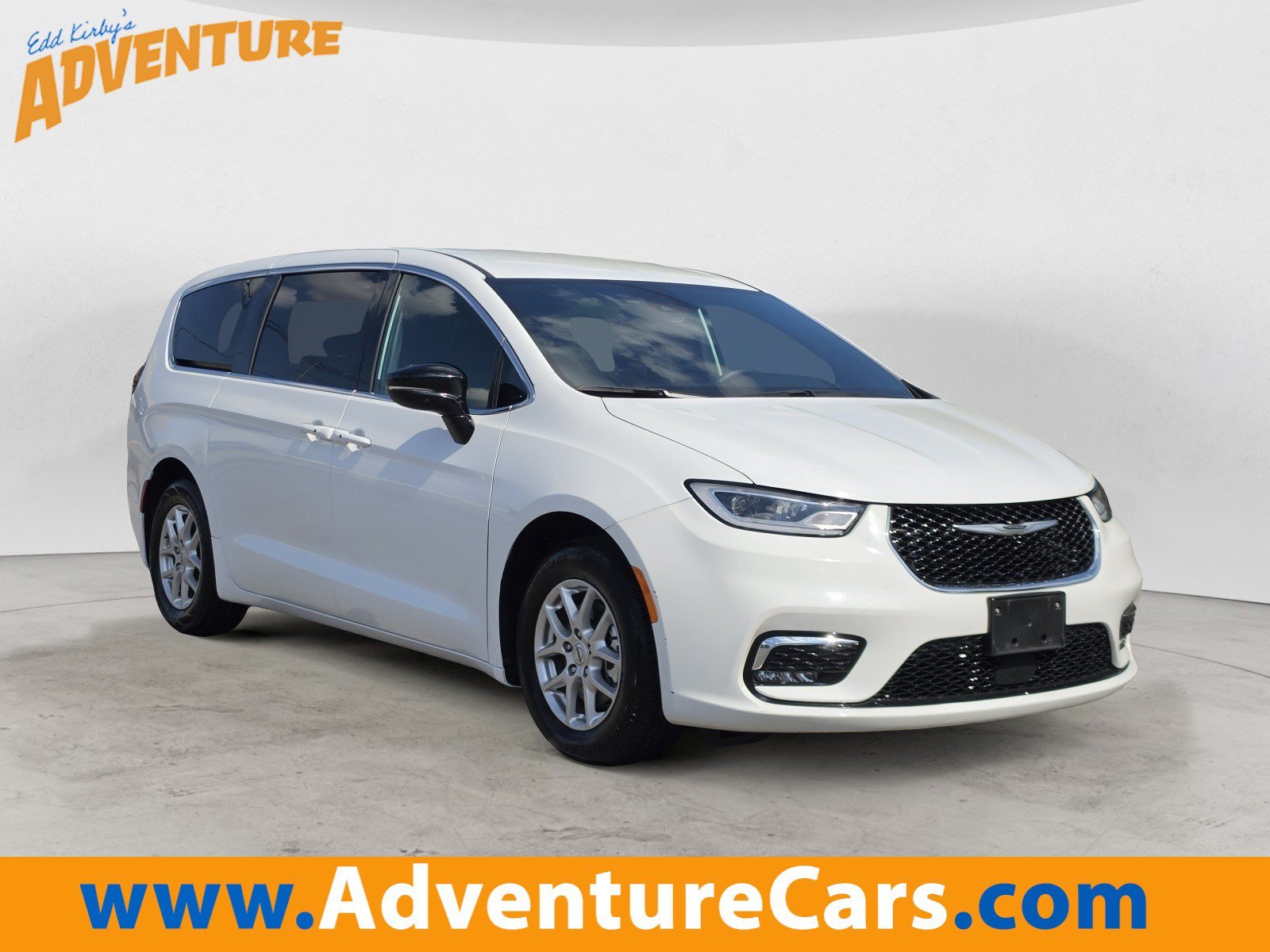 Used 2025 Bright White Clearcoat Chrysler Select image 1