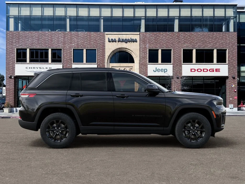 New 2026 Diamond Black Crystal Pearl-Coat Exterior Paint Jeep Altitude image 21