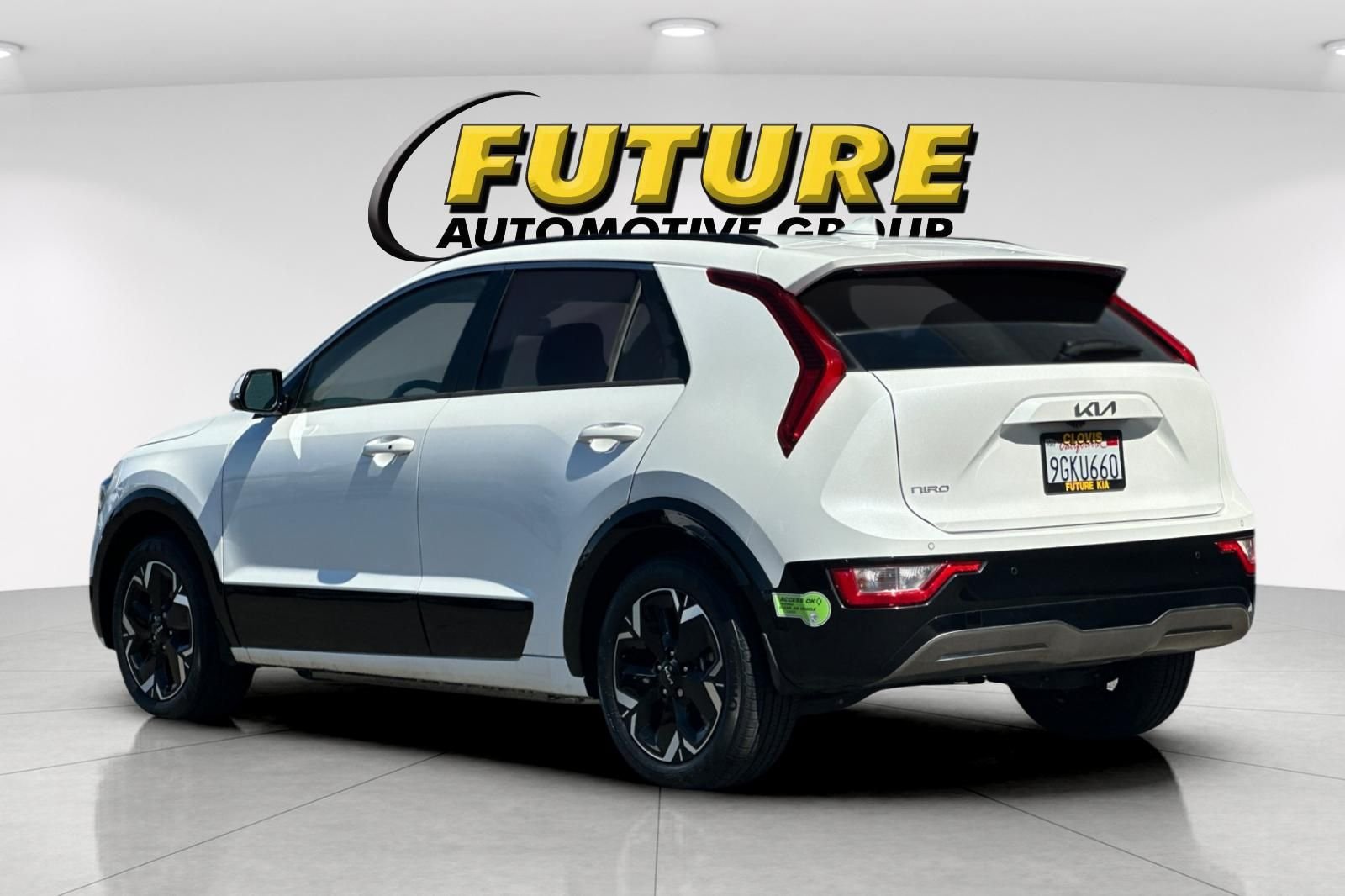 Used 2023 White Kia Wind image 6