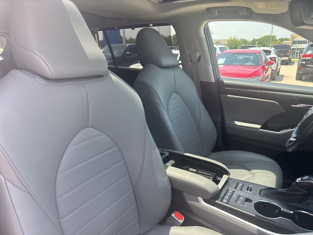 Used 2021 Blizzard Pearl Toyota XLE image 26