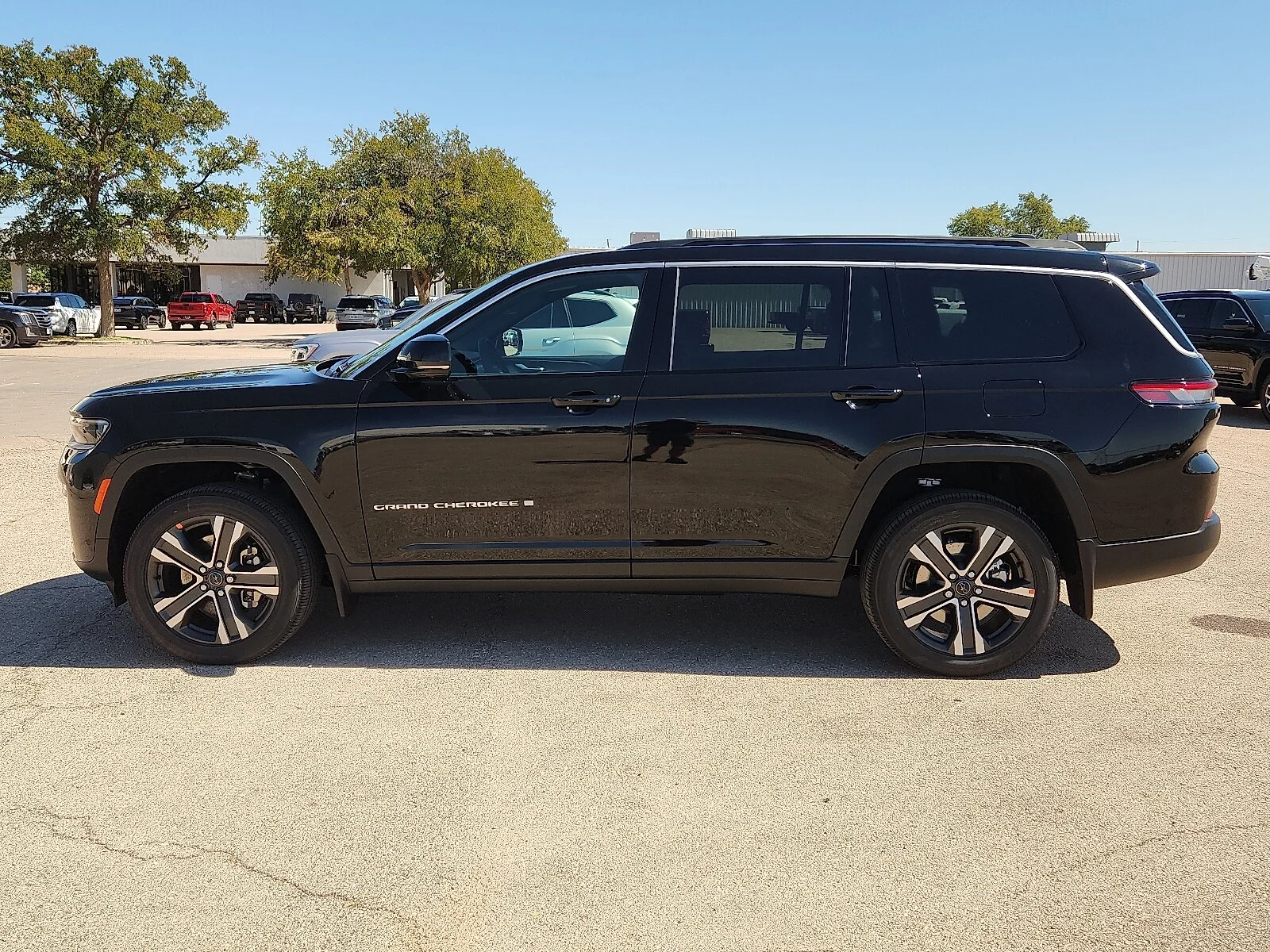 New 2027 High-Gloss Black Paint Jeep L LIMITED 4X4 image 2