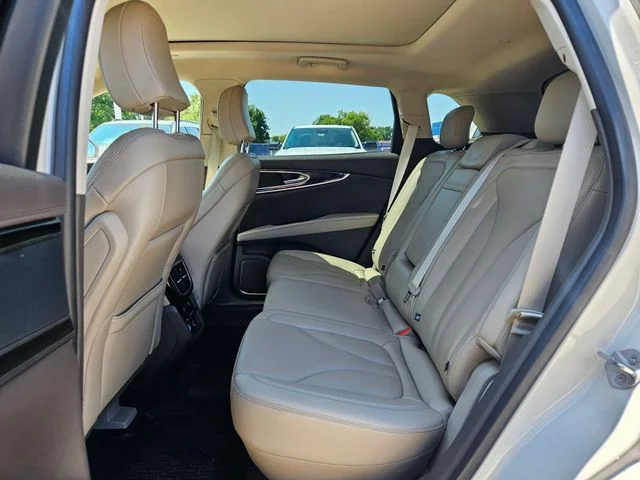 Used 2023 Ceramic Pearl Metallic Tinted Clearcoat Lincoln Reserve image 4