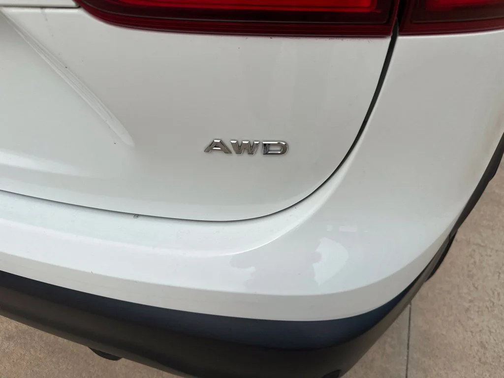 Used 2021 White Nissan S image 32