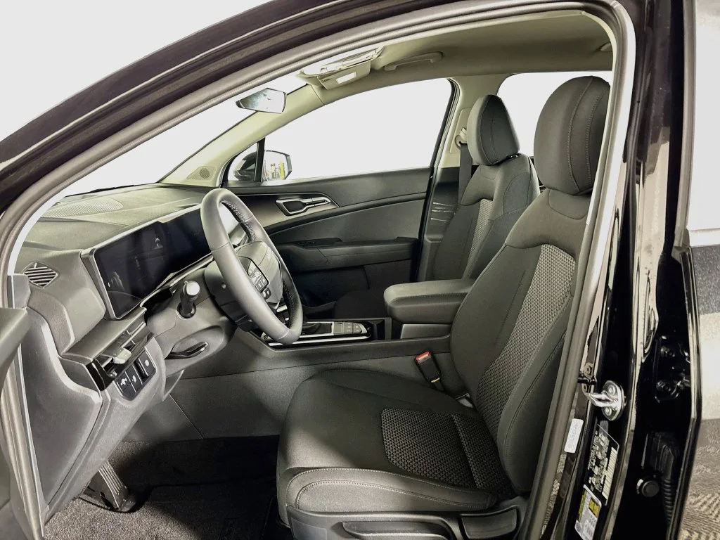 New 2027 Fusion Black Kia LX image 11